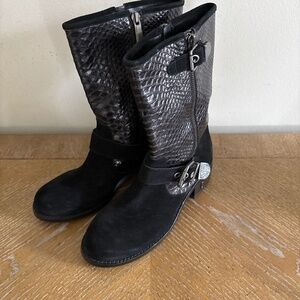 Women’s EUC Vince Camuto Witty 2 Black Suede/ Croc Print Mid Calf Boots Sz 7